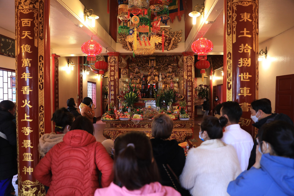 Đến Phủ Tây Hồ dịp mùng 1, ngày Rằm đã là một thói quen, một nét đẹp văn hóa của người dân Hà Nội. (Ảnh: Hoàng Hiếu/TTXVN)