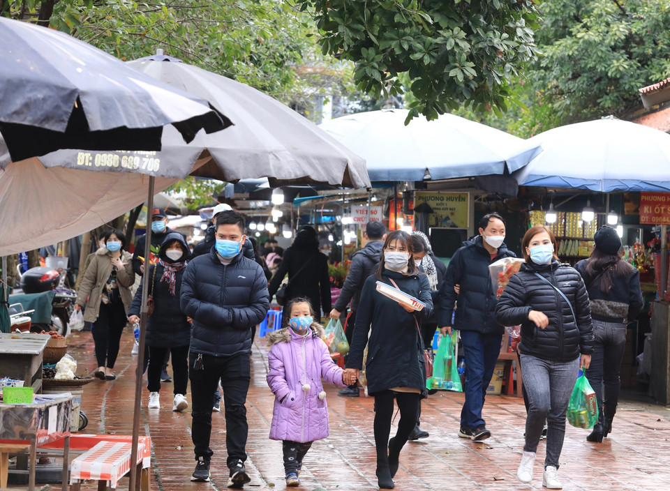 Người dân đến lễ Phủ Tây Hồ ngày 13/2 (tức 13 tháng Giêng năm Nhâm Dần). (Ảnh: Hoàng Hiếu/TTXVN)