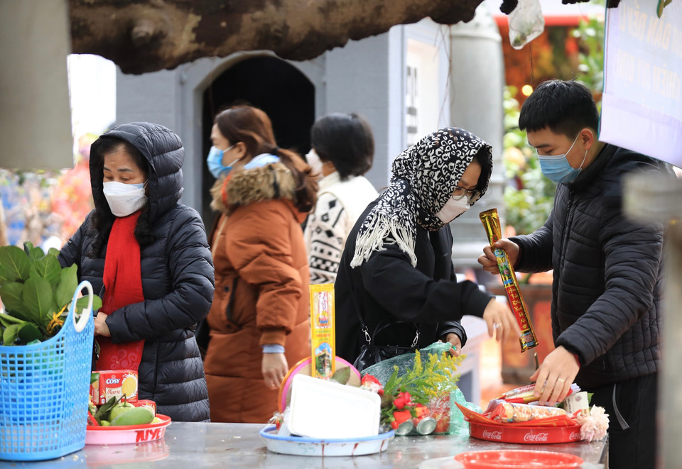 Chuẩn bị lễ vật trước khi vào lễ tại Phủ Tây Hồ.(Ảnh: Hoàng Hiếu/TTXVN)