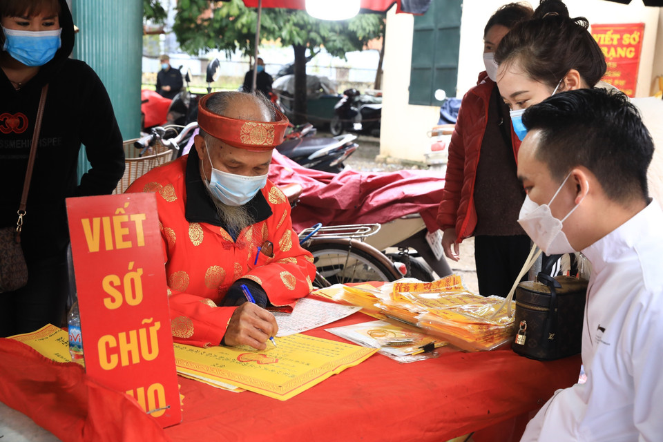 Một “ông đồ” đông khách viết sớ sáng 13/2. (Ảnh: Hoàng Hiếu/TTXVN)