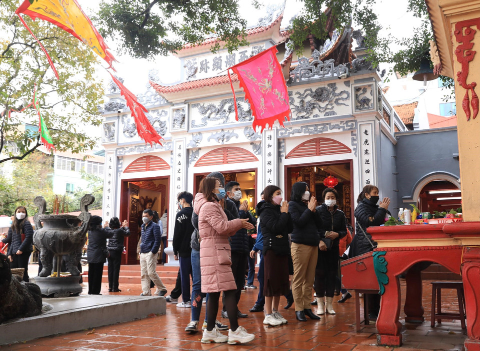 Người dân đến cúng bái, cầu phúc, cầu lộc, cầu may tại Phủ Tây Hồ ngày 13 tháng Giêng năm Nhâm Dần. (Ảnh: Hoàng Hiếu/TTXVN)