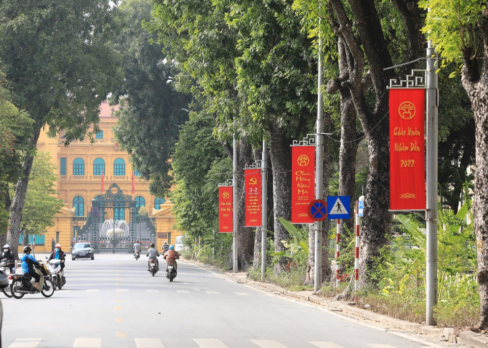 Các tấm ápphích rực rỡ chào mừng ngày thành lập Đảng và Xuân mới Nhâm Dần phía trước Phủ Chủ tịch. (Ảnh: Hoàng Hiếu/TTXVN)