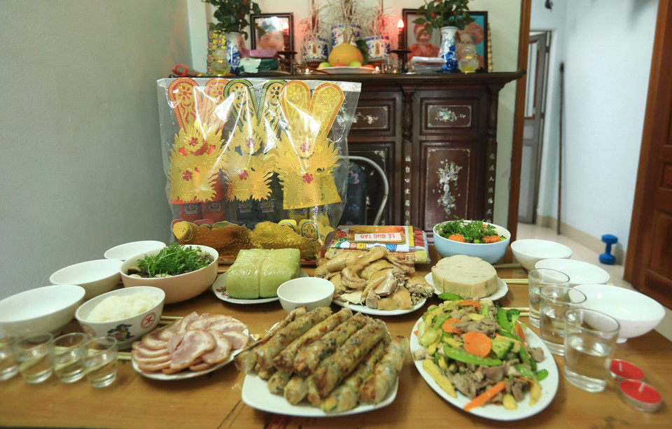  Mâm cơm cúng tiễn ông Công, ông Táo luôn được được chuẩn bị chu đáo, tươm tất. (Ảnh: Hoàng Hiếu/TTXVN)