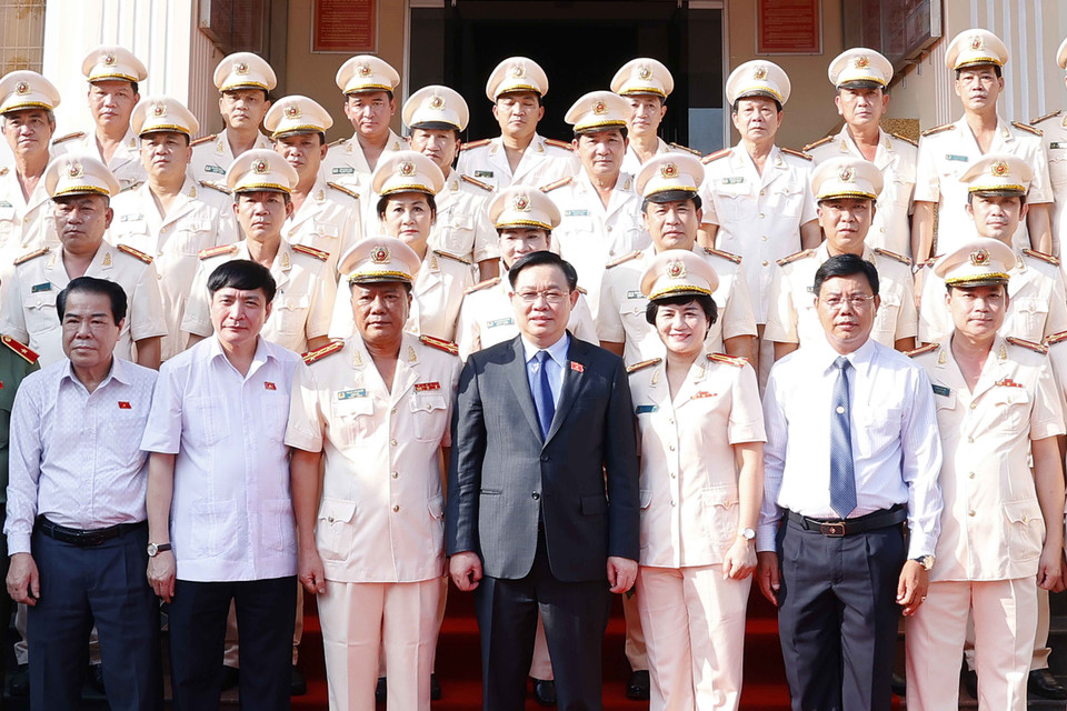 Chủ tịch Quốc hội Vương Đình Huệ chụp ảnh lưu niệm với cán bộ, chiến sỹ Công an tỉnh Cà Mau. (Ảnh: Doãn Tấn/TTXVN)