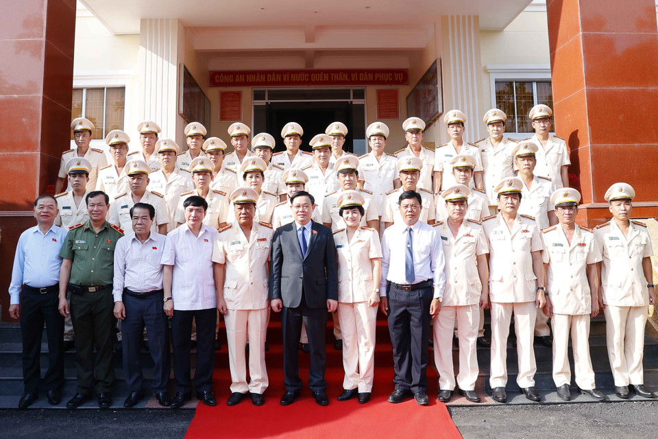 Chủ tịch Quốc hội Vương Đình Huệ chụp ảnh lưu niệm với cán bộ, chiến sỹ Công an tỉnh Cà Mau. (Ảnh: Doãn Tấn/TTXVN)