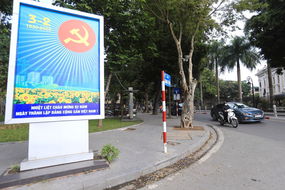 Pano trên phố Tràng Tiền, quận Hoàn Kiếm chào mừng 92 năm ngày thành lập Đảng Cộng sản Việt Nam. (Ảnh: Hoàng Hiếu/TTXVN)