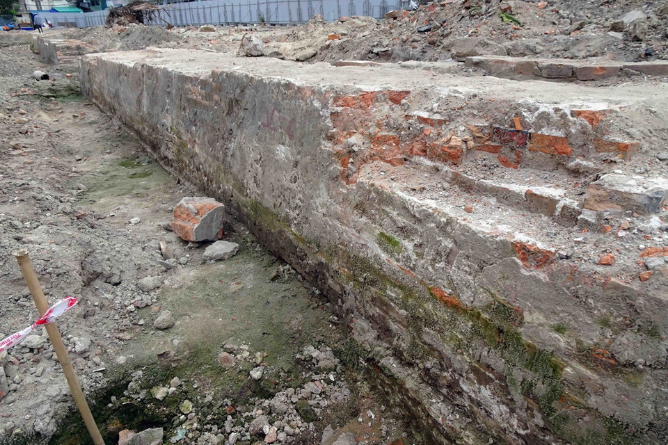 Thành được xây bằng gạch, phỏng theo thiết kế Vauban châu Âu, chu vi 556 m, cao 5 m, hào sâu 3 m. Trong ảnh: Phần tường hào được phát lộ tại di tích Thành Điện Hải. (Ảnh: Trần Lê Lâm/TTXVN) 