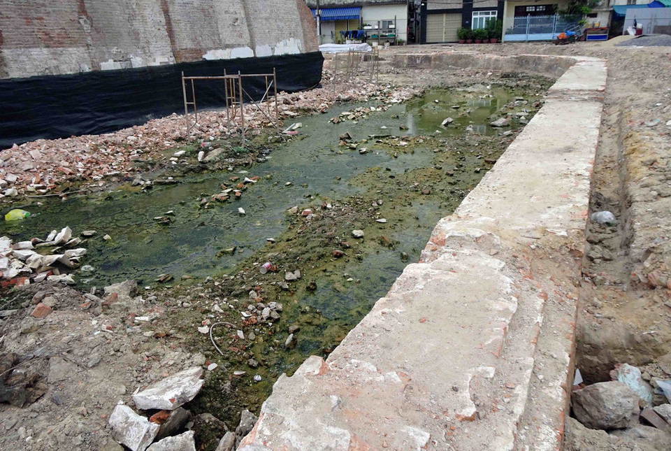 Bên trong thành có hành cung, kỳ đài, kho đạn, thuốc súng, kho lương thực, vọng gác và được bố trí 30 khẩu đại bác cỡ lớn. Trong ảnh: Một phần tường hào được phát lộ tại di tích Thành Điện Hải. (Ảnh: Trần Lê Lâm/TTXVN)