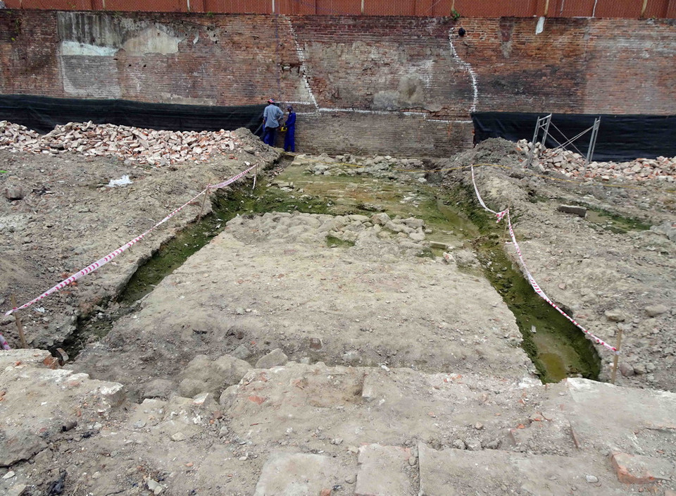 Thành Điện Hải là nơi danh tướng Nguyễn Tri Phương chỉ huy đội quân đánh lui cuộc tấn công xâm lược Đà Nẵng của liên quân Pháp - Tây Ban Nha vào năm 1858, cách đây 160 năm. Trong ảnh phần nền móng gạch nối tường hào vào tường thành phía Tây phát lộ. (Ảnh: Trần Lê Lâm/TTXVN)