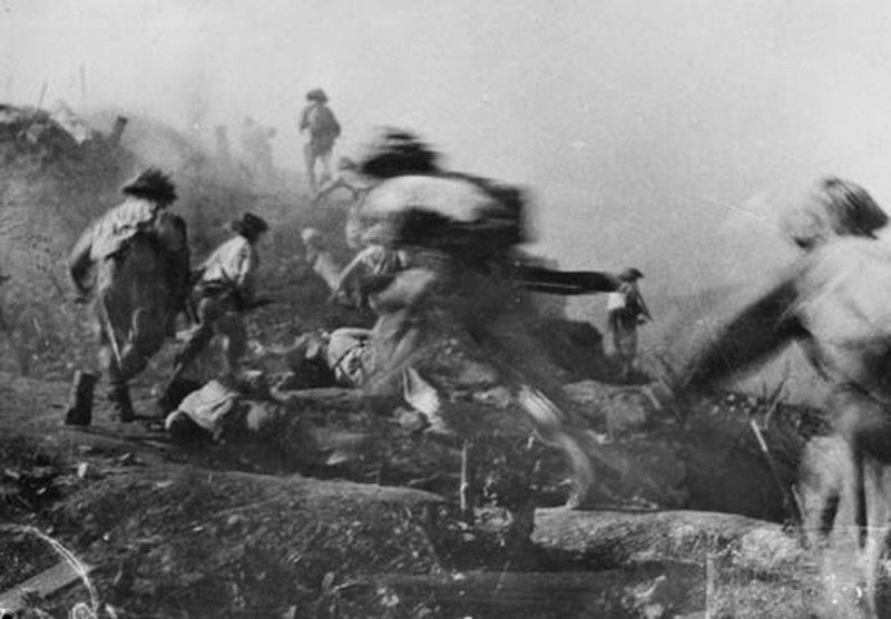 Năm 1954, khi quân ta tấn công tập đoàn cứ điểm Điện Biên Phủ, công tác tuyên giáo đóng vai trò vô cùng quan trọng vào việc giáo dục chủ nghĩa anh hùng cách mạng, tinh thần tích cực tiến công, ý chí quyết thắng, quyết tâm chấp hành mệnh lệnh chiến đấu, khắc phục tư tưởng tiêu cực, ngại gian khổ hy sinh, góp phần làm nên chiến thắng Điện Biên Phủ. (Ảnh: Tư liệu TTXVN)