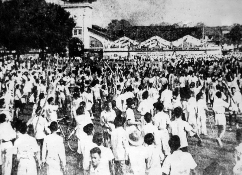 Hàng vạn đồng bào Sài Gòn xuống đường tuần hành chính trị phản đối hai tàu chiến Mỹ Anderson và Sticker cập cảng Sài Gòn (19/3/1950). (Ảnh: Tư liệu TTXVN)