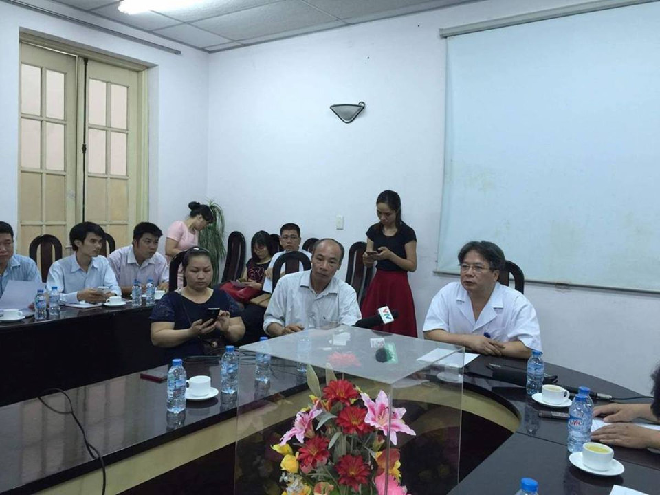 Giáo sư Trần Bình Giang, Phó Giám đốc Bệnh viện Việt Đức chủ trì buổi họp báo về vụ mổ nhầm chân vào sáng 20/7. (Ảnh: Minh Sơn/Vietnam+)