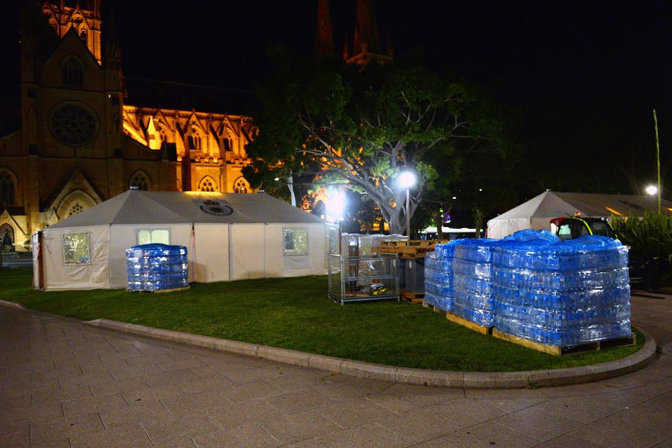 Lều tiếp tế được dựng sẵn bên ngoài. (Ảnh: Quang Minh/Vietnam+)