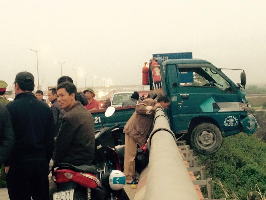 Đầu xe tải húc bay tiếp thanh thép chắn cầu, nhô hẳn ra bên ngoài. (Ảnh: Sơn Bách/Vietnam+)