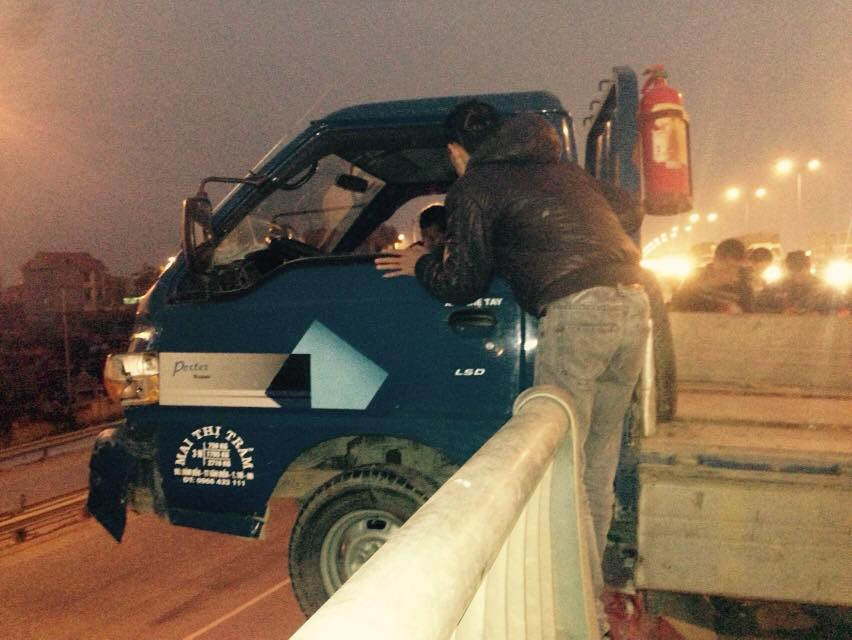 Đầu xe tải húc bay tiếp thanh thép chắn cầu, nhô hẳn ra bên ngoài. (Ảnh: Sơn Bách/Vietnam+)