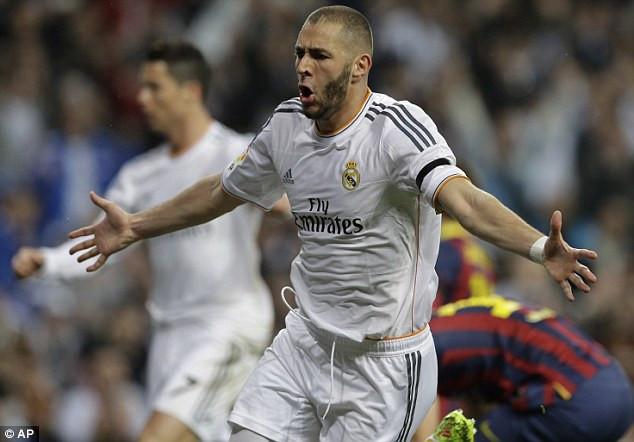 Tuy nhiên, Benzema đã liên tiếp có 2 bàn thắng giúp Real Madrid dẫn ngược 2-1.