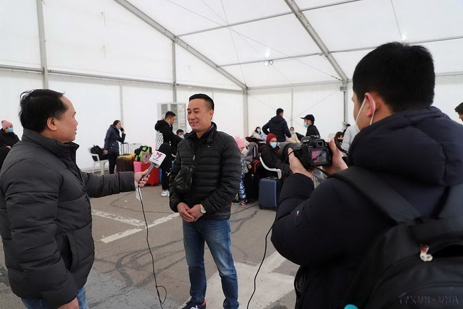 Phóng viên Thông tấn xã Việt Nam đưa tin về công tác bảo hộ công dân, đưa bà con sơ tán từ Ukraine sang Romania về Việt Nam, tháng 3/2022. (Nguồn: TTXVN)