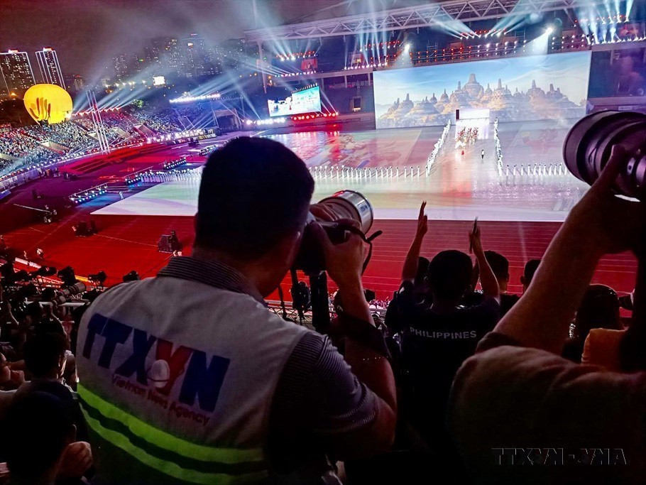 Phóng viên Ban Biên tập Ảnh (TTXVN) đưa tin Lễ khai mạc SEA Games 31 tại sân vận động Mỹ Đình, Hà Nội, ngày 12/5/2022. (Nguồn: TTXVN)