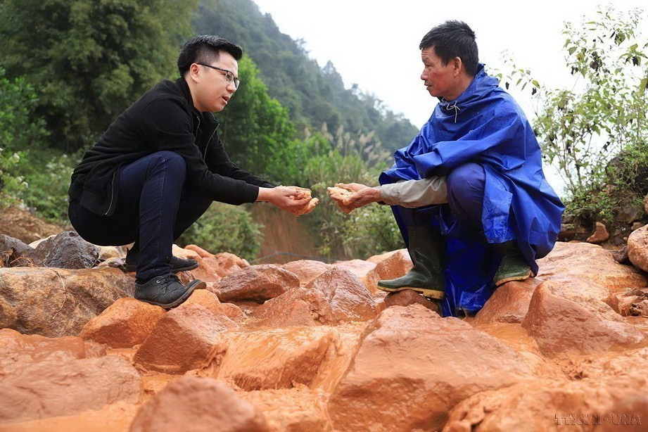 Phóng viên Võ Mạnh Hùng của báo điện tử VietnamPlus (TTXVN) tìm hiểu hoạt động khai thác khoáng sản xả thẳng nước thải ra môi trường trên địa bàn xã Châu Hồng, huyện Quỳ Hợp, tỉnh Nghệ An, tháng 12/2022. (Nguồn: TTXVN)