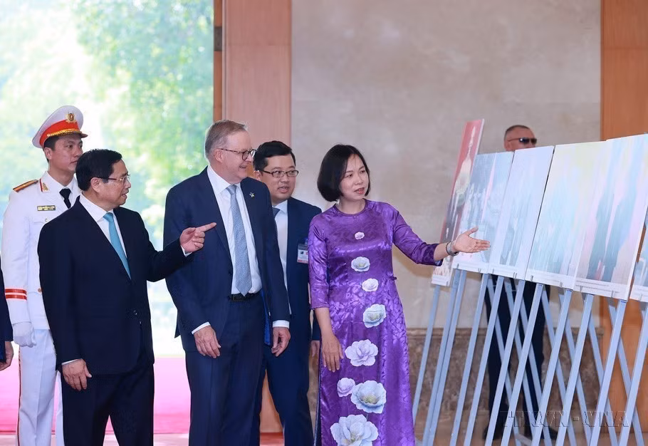 Tổng Giám đốc TTXVN Vũ Việt Trang giới thiệu với Thủ tướng Phạm Minh Chính và Thủ tướng Australia Anthony Albanese một số hình ảnh nổi bật về quan hệ hợp tác giữa Việt Nam và Australia do Thông tấn xã Việt Nam thực hiện (4/6/2023). (Ảnh: Dương Giang/TTXVN)