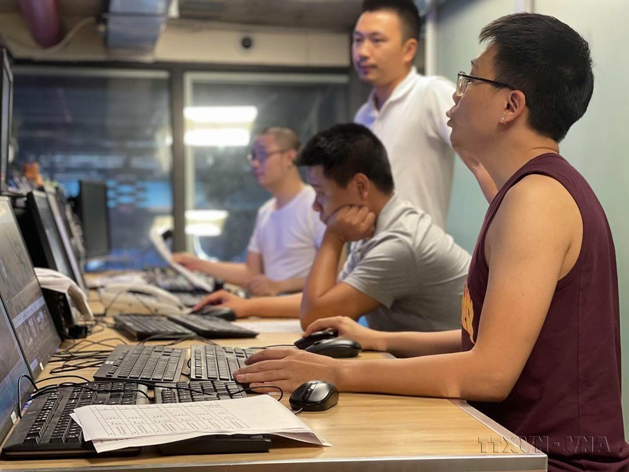 Trước diễn biến phức tạp của đợt dịch COVID-19 thứ tư trên phạm vi cả nước, để đảm bảo công tác phòng chống dịch bệnh cũng như sức khỏe cán bộ, phóng viên, người lao động và đặc biệt là hoạt động sản xuất thông tin, đội hình ba tại chỗ đã được triển khai tại trường quay Trung tâm Truyền hình Thông tấn. (Nguồn: TTXVN)