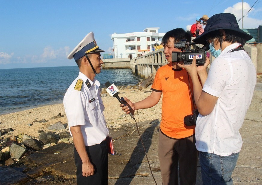 Phóng viên Thông tấn xã Việt Nam quay phỏng vấn trực tiếp cán bộ hải quân trực tiếp làm nhiệm vụ canh gác bảo vệ trên đảo Đá Thị, Trường Sa (4/2021). (Ảnh: Phan Sáu/TTXVN)