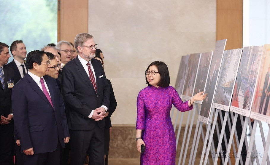Phó Tổng Giám đốc TTXVN Đoàn Thị Tuyết Nhung giới thiệu với Thủ tướng Phạm Minh Chính và Thủ tướng Cộng hoà Séc Petr Fiala những hình ảnh tiêu biểu về hợp tác chính trị, ngoại giao, kinh tế, văn hóa giữa Việt Nam và Cộng hòa Séc do Thông tấn xã Việt Nam thực hiện (21/4/2023). (Ảnh: Dương Giang/TTXVN)