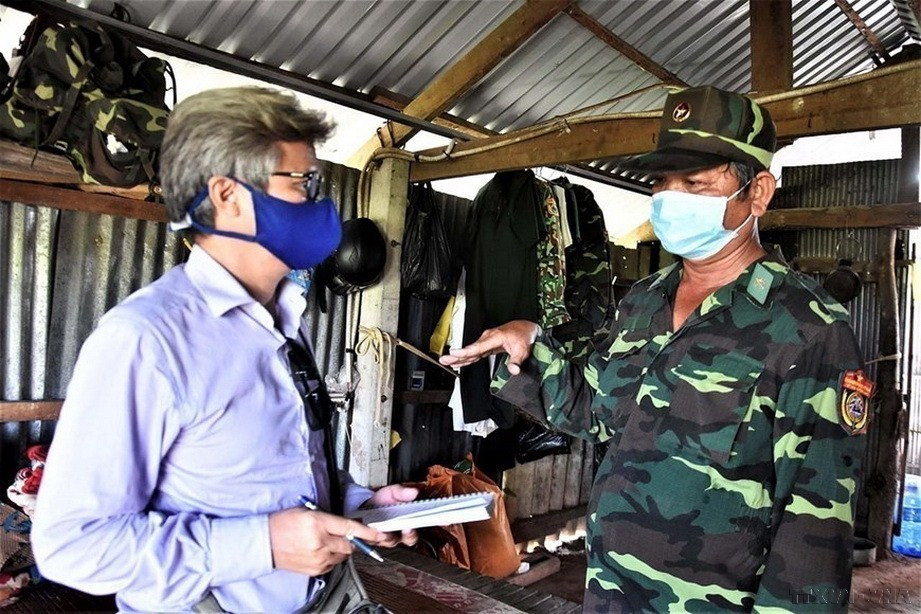 Phóng viên Nguyễn Xuân Khu, cơ quan thường trú TTXVN tại Thành phố Hồ Chí Minh phỏng vấn các chiến sỹ tăng cường cắm chốt phòng chống dịch COVID-19 tại đồn biên phòng Mỹ Quý Tây, Long An, tháng 5/2020. (Nguồn: TTXVN)