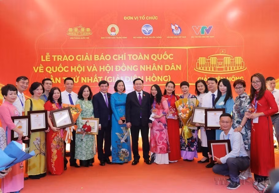Chủ tịch Quốc hội Vương Đình Huệ, Tổng Giám đốc TTXVN Vũ Việt Trang chụp ảnh cùng các tác giả, nhóm tác giả của Thông tấn xã Việt Nam đoạt giải Diên Hồng lần thứ nhất năm 2023 (Ảnh: Hoàng Hiếu/TTXVN)