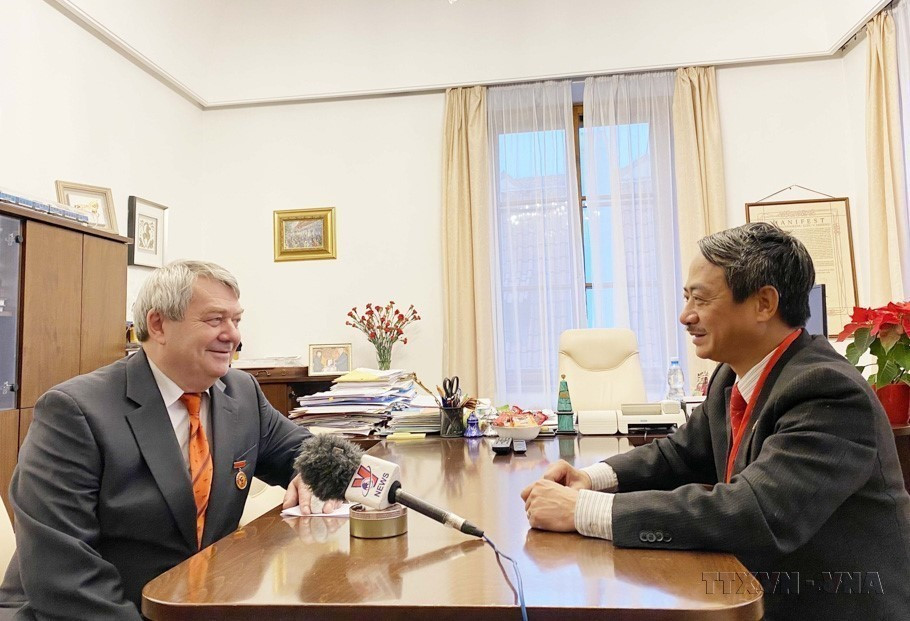 Phó Chủ tịch Thứ nhất Hạ viện Cộng hòa Séc, Chủ tịch Đảng Cộng sản Séc - Morava (KSČM) Vojtech Fillip (bên trái) trả lời phỏng vấn phóng viên TTXVN tại Cộng hòa Séc nhân diễn ra Đại hội toàn quốc lần thứ XIII của Đảng Cộng sản Việt Nam (2021). (Ảnh: Công Thuận/TTXVN)