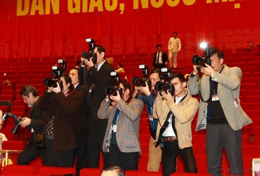 Nhóm phóng viên Ban biên tập ảnh, Thông tấn xã Việt Nam tác nghiệp tại Đại hội Đảng toàn quốc lần thứ XII, năm 2016. (Nguồn: TTXVN)