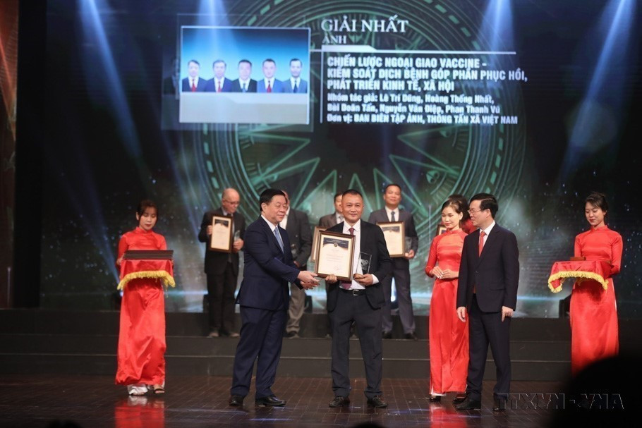 Đại diện nhóm tác giả Ban biên tập Ảnh của Thông tấn xã Việt Nam nhận giải Nhất Giải thưởng toàn quốc về thông tin đối ngoại lần thứ 8 năm 2022. (Nguồn: TTXVN)