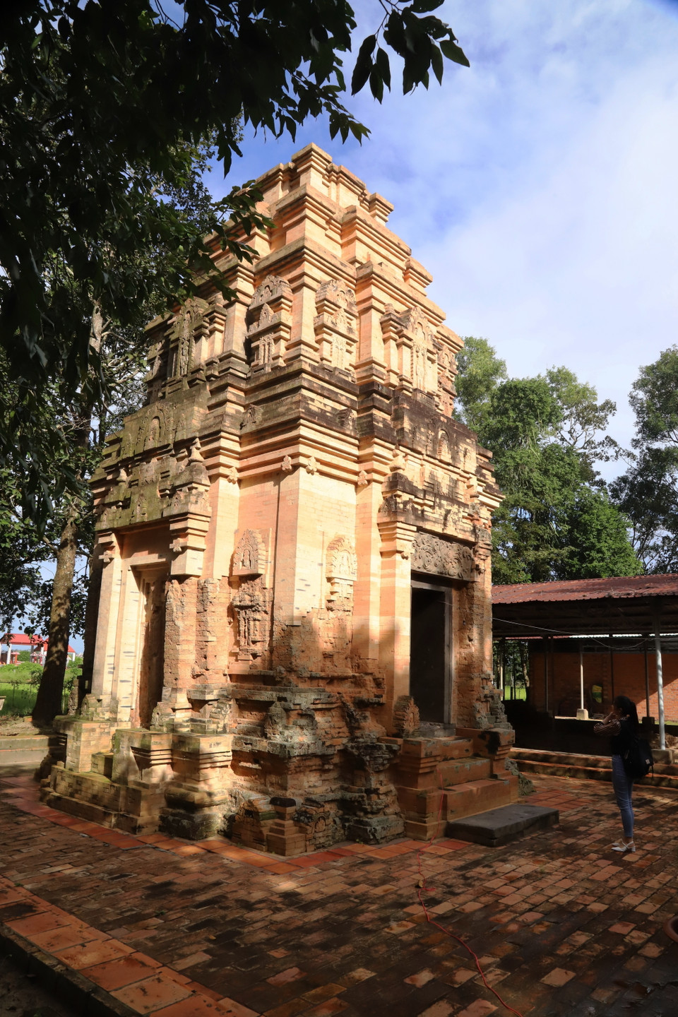 Khách tham quan khám phá tháp cổ Bình Thạnh. (Ảnh: Thanh Tân/TTXVN)