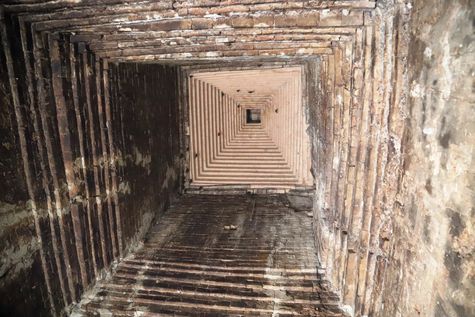 Trần tháp cổ Bình Thạnh được xếp khối đều nhau từ hàng ngàn viên gạch. (Ảnh: Thanh Tân/TTXVN)