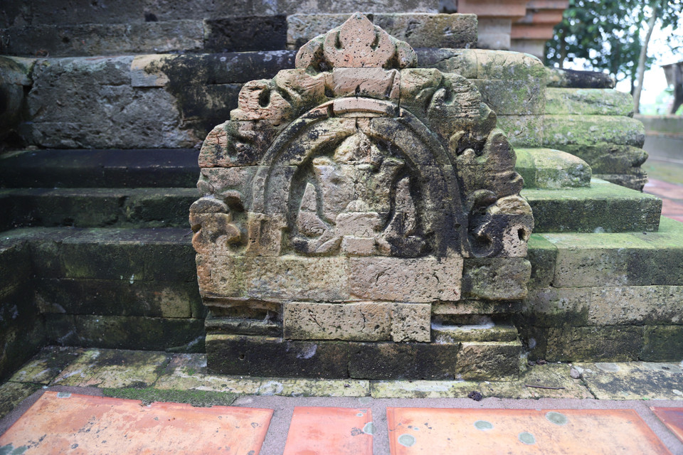 Nhiều phù điêu trên tháp cổ còn khá nguyên vẹn từ thế kỷ thứ VIII-IX, thuộc nền văn hóa Óc Eo. (Ảnh: Thanh Tân/TTXVN)