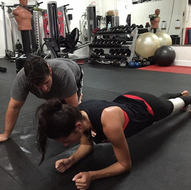 Adriana Lima chống đẩy ở tư thế khó.