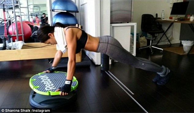 Shanina shaik tập chống đẩy.