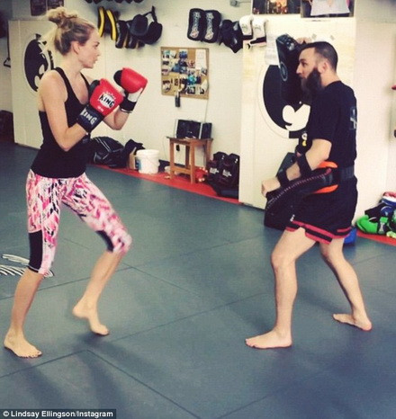 Lindsay Ellingson tập đấm bốc.