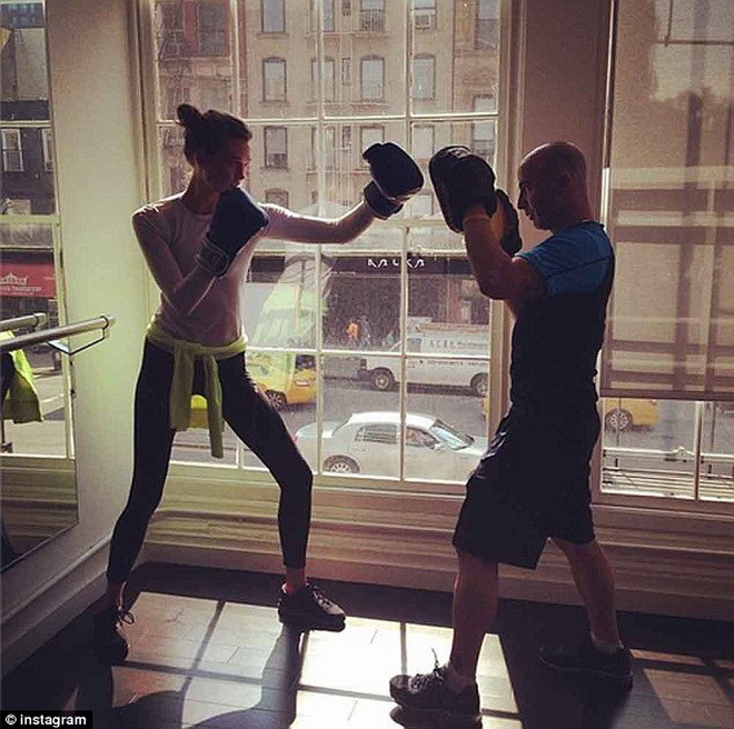 Karlie Kloss tập đấm bốc.