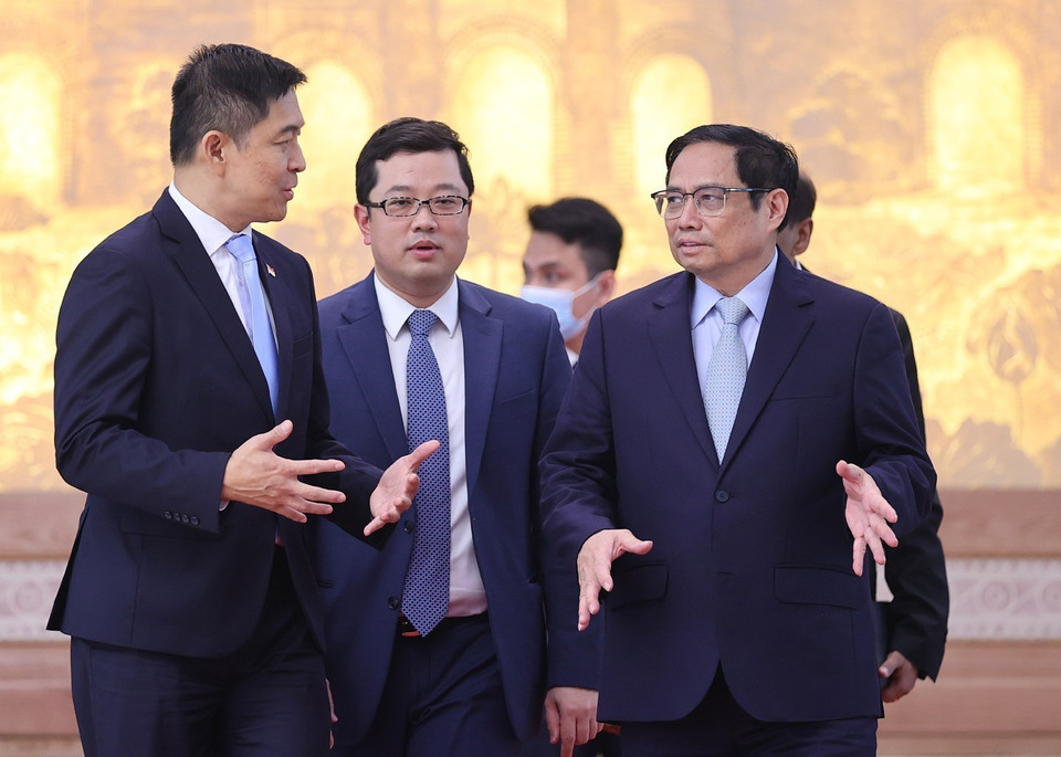 Thủ tướng Phạm Minh Chính trao đổi với Chủ tịch Quốc hội Singapore Tan Chuan-Jin. (Ảnh: Dương Giang/TTXVN)