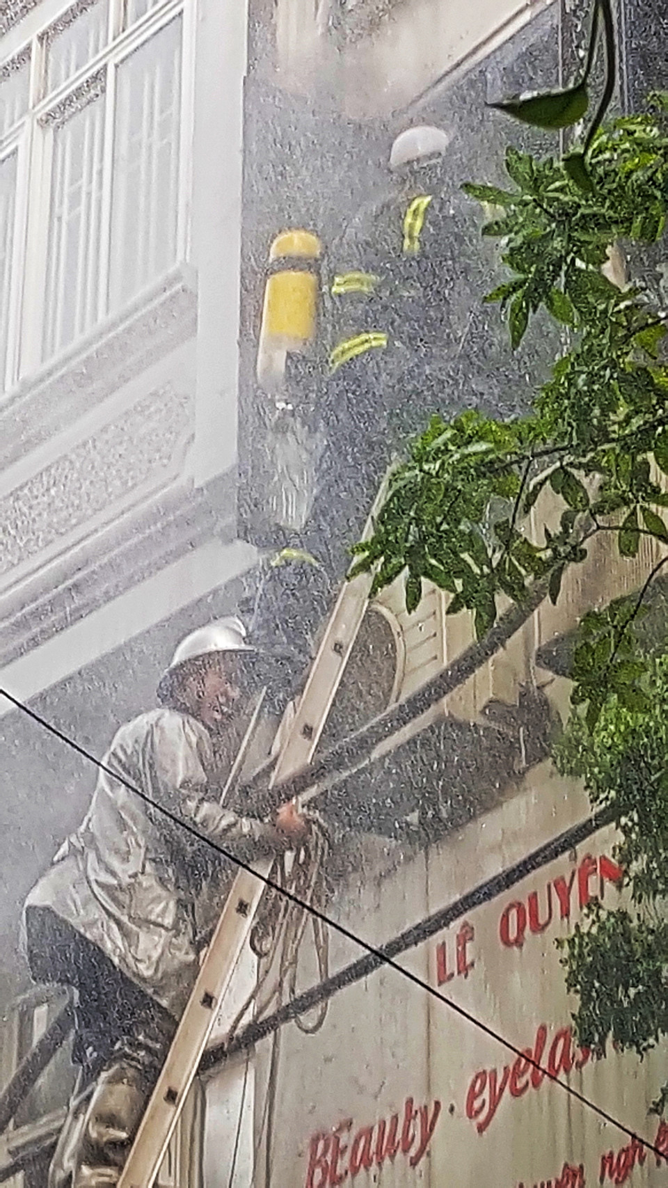 Lực lượng chức năng khẩn trương tiếp cận hiện trường. (Ảnh: Tuấn Anh/TTXVN)