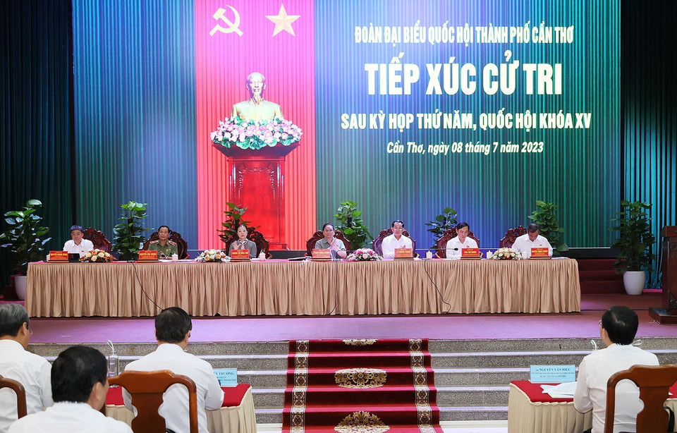 Thủ tướng Phạm Minh Chính và Đoàn Đại biểu Quốc hội thành phố Cần Thơ dự Hội nghị tiếp xúc cử tri sau Kỳ họp thứ 5, Quốc hội khóa XV. (Ảnh: Dương Giang/TTXVN)