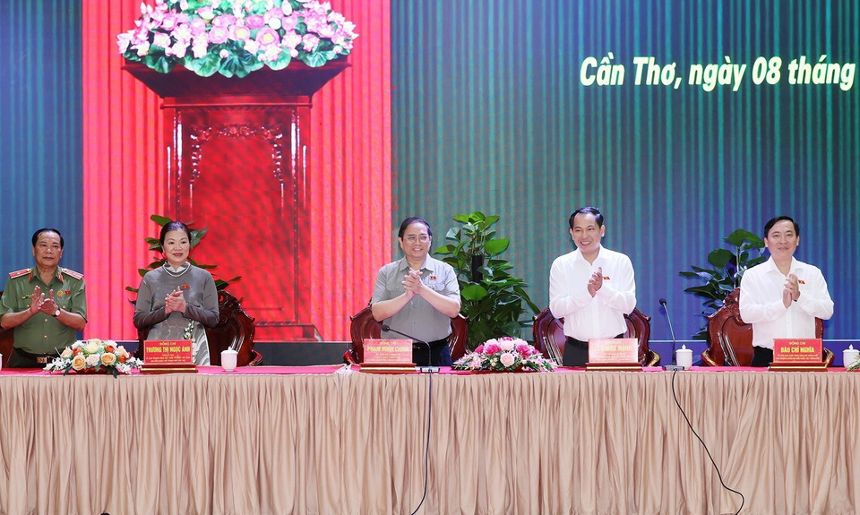 Thủ tướng Phạm Minh Chính và Đoàn Đại biểu Quốc hội thành phố Cần Thơ dự Hội nghị tiếp xúc cử tri sau Kỳ họp thứ 5, Quốc hội khóa XV. (Ảnh: Dương Giang/TTXVN)