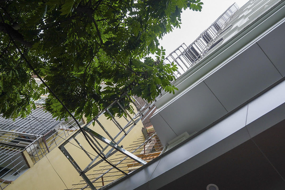  Hệ thống thang thoát hiểm dạng thẳng đứng ngoài trời tại một chung cư mini 9 tầng tại phường Mỹ Đình, quận Nam Từ Liêm, Hà Nội. (Ảnh: Minh Nghĩa/Vietnam+)