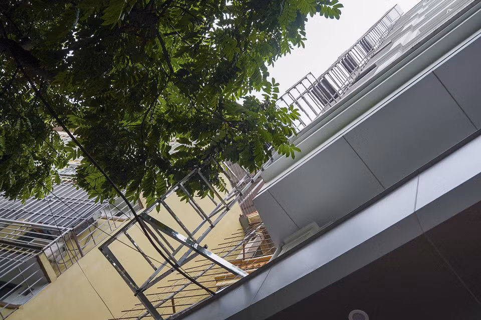  Hệ thống thang thoát hiểm dạng thẳng đứng ngoài trời tại một chung cư mini 9 tầng tại phường Mỹ Đình, quận Nam Từ Liêm, Hà Nội. (Ảnh: Minh Nghĩa/Vietnam+)