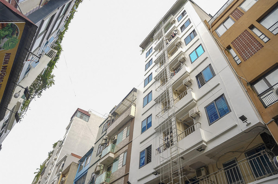 Chung cư mini 8 tầng ở ngõ 66B Triều Khúc (phường Thanh Xuân Nam, quận Thanh Xuân, Hà Nội) lắp đặt hệ thống thang thoát hiểm dạng thẳng đứng. (Ảnh: Minh Nghĩa/Vietnam+) 