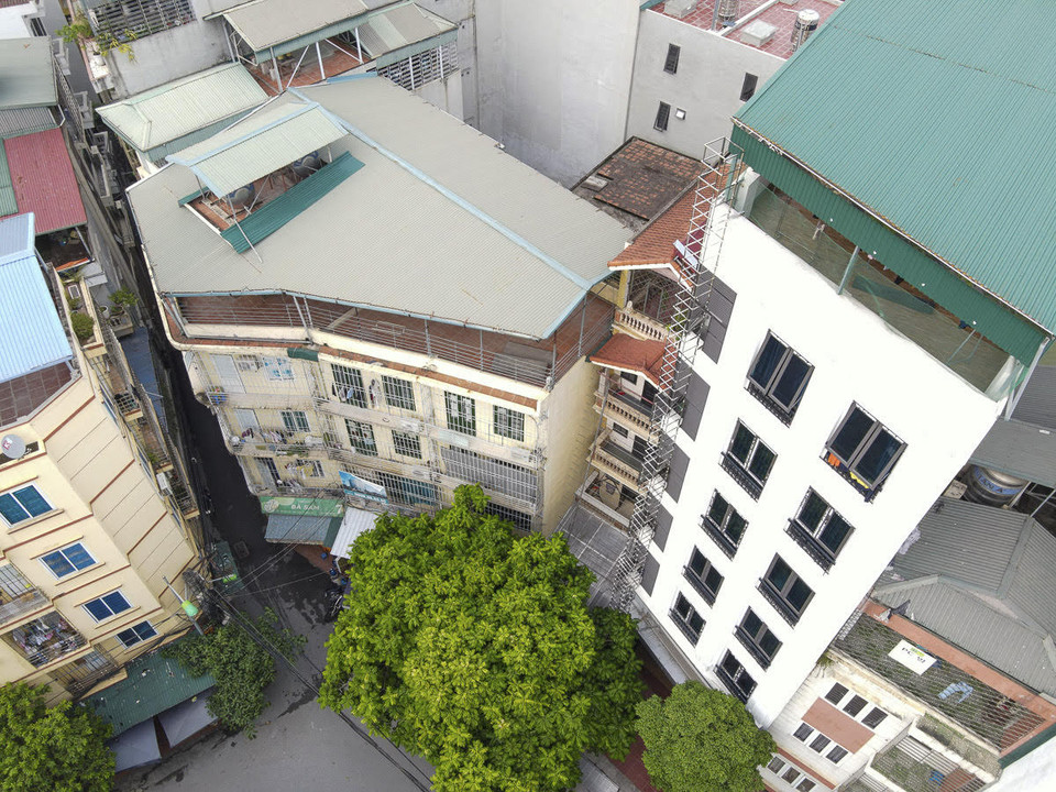 Chung cư mini 9 tầng tại phường Mỹ Đình (quận Nam Từ Liêm, Hà Nội) lắp đặt hệ thống thang thoát hiểm dạng thẳng đứng ngoài trời. (Ảnh: Minh Nghĩa/Vietnam+) 