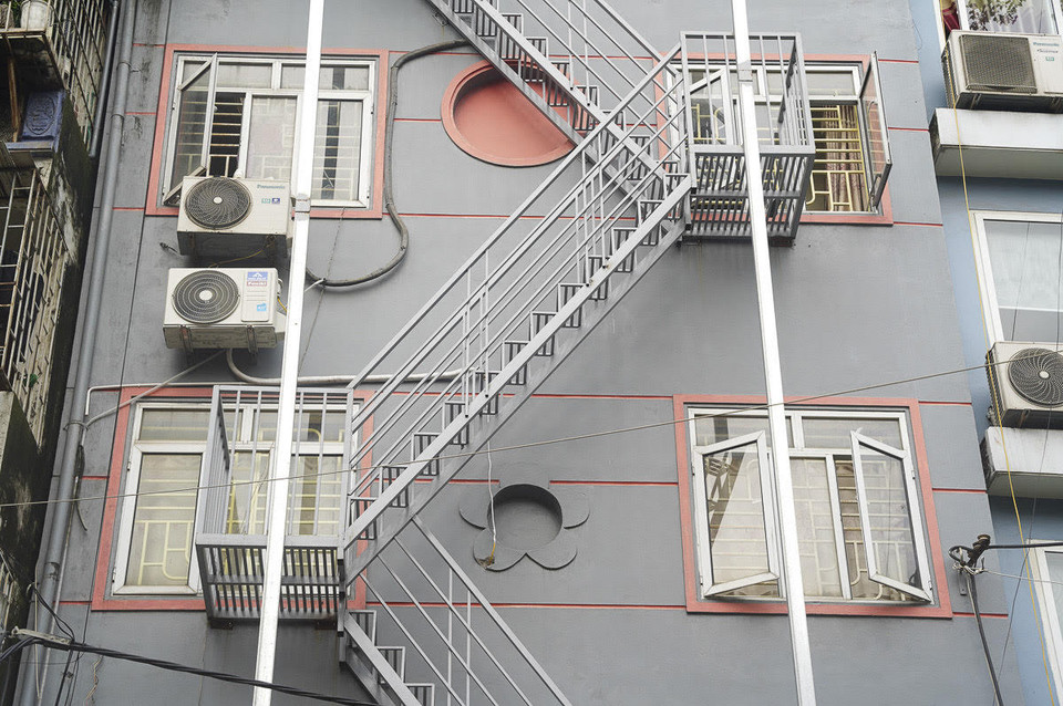 Thang thoát hiểm vừa được lắp đặt tại một tòa nhà cao tầng trên phố Chiến Thắng (Hà Nội) (Ảnh: Minh Nghĩa/Vietnam+)