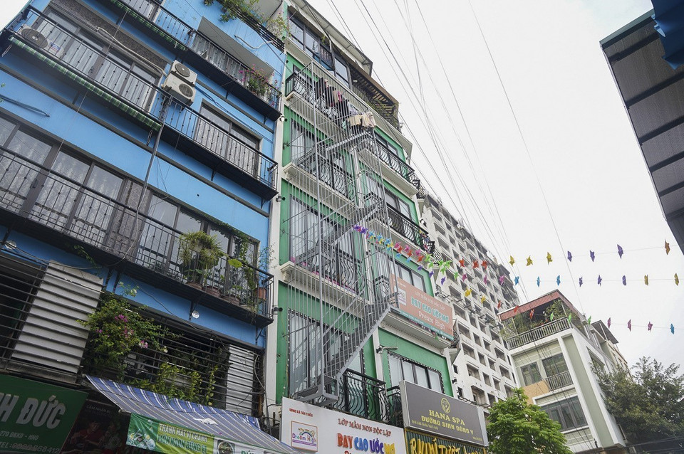 Thang thoát hiểm vừa được lắp đặt tại một tòa nhà cao tầng phường Thanh Xuân Nam, quận Thanh Xuân, Hà Nội. (Ảnh: Minh Nghĩa/TTXVN)