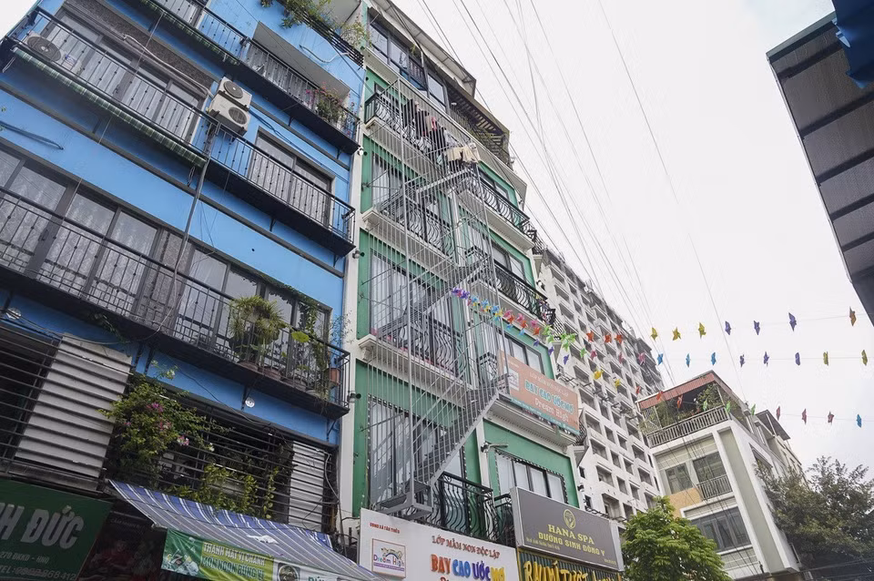 Thang thoát hiểm vừa được lắp đặt tại một tòa nhà cao tầng phường Thanh Xuân Nam, quận Thanh Xuân, Hà Nội. (Ảnh: Minh Nghĩa/TTXVN)